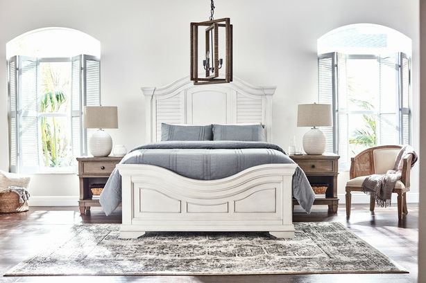 Teganville Panel Bed Set- Queen